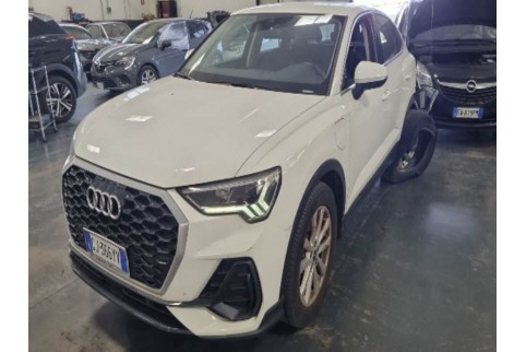 2022 Audi Q3, Benzinas / Elektra